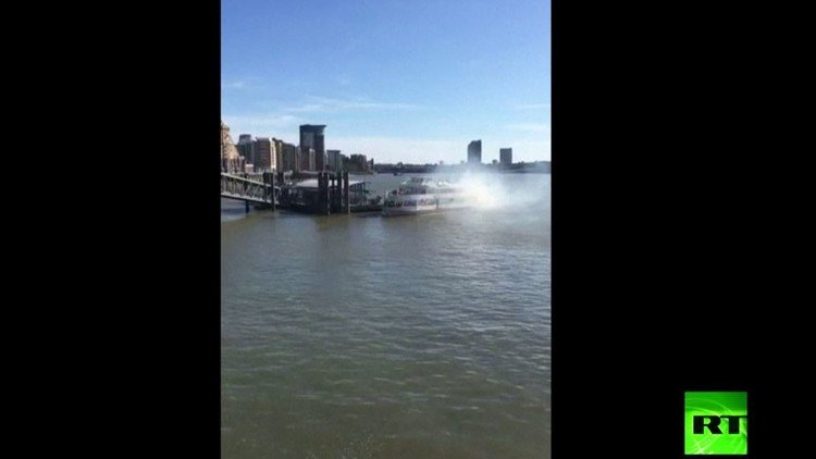 اصطدام سفينة سياحية برصيف على نهر التايمز (فيديو)