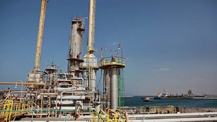 أول شحنة نفط تغادر ميناء رأس لانوف الليبي منذ 2014