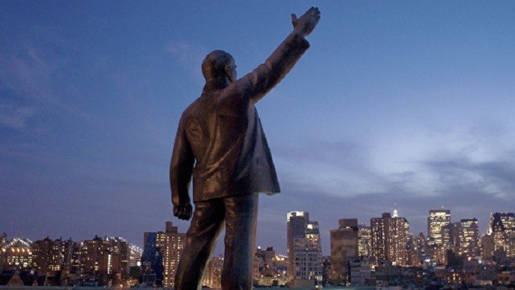  إزالة تمثال لينين من فوق مبنى في نيويورك بعد 20 عاما من نصبه 