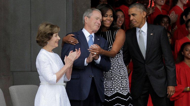 قراءة في عناق ميشال أوباما لجورج بوش