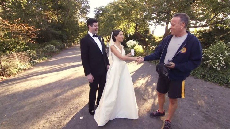 توم هانكس يفاجئ عروسين في حديقة عامة