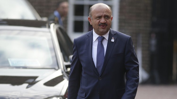 وزير الدفاع التركي يتفقد قواته عند الحدود مع سوريا