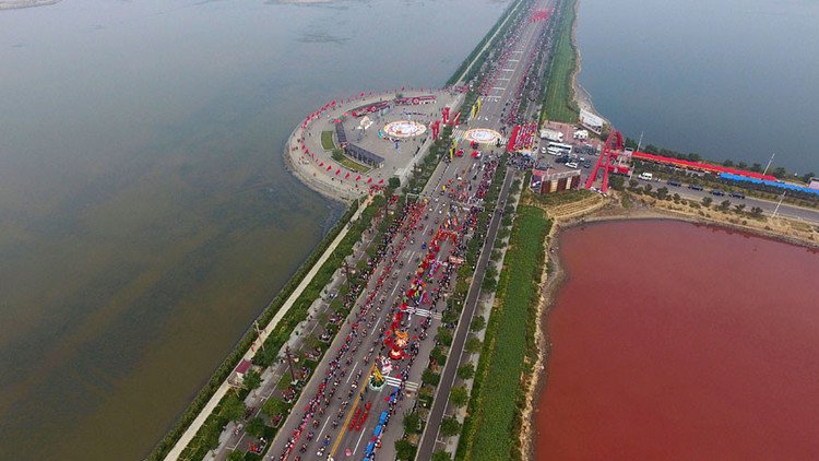 "بحر الصين الميت" يصطبغ بلون الدم