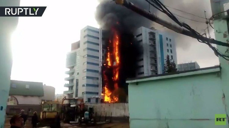 مصرع شخص بحريق هائل داخل مبنى شاهق في أوفا