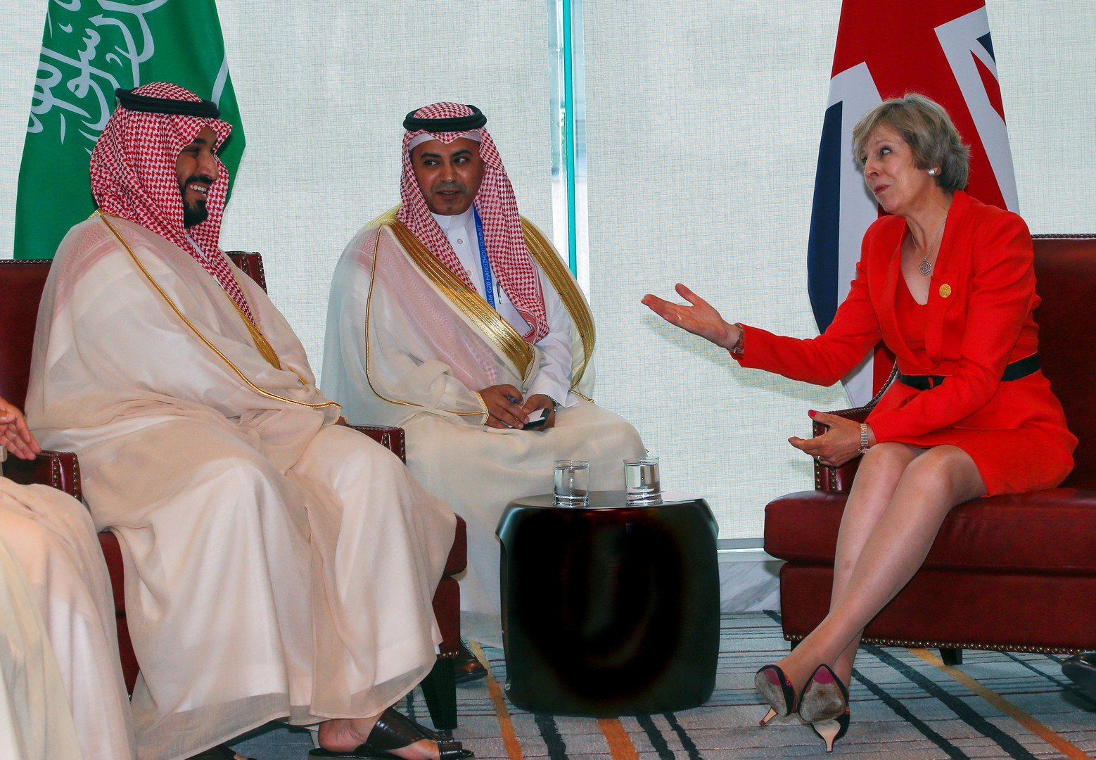 رئيسة الوزراء البريطانية تيريزا ماي تلتقي مع ولي ولي العهد السعودي محمد بن سلمان أثناء قمة الـ20