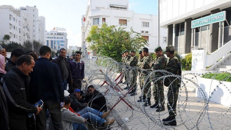 محتجون يغلقون أكبر مناجم الفوسفات في تونس