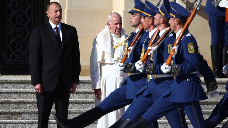 باكو تصف زيارة بابا الفاتيكان بـ "التاريخية"