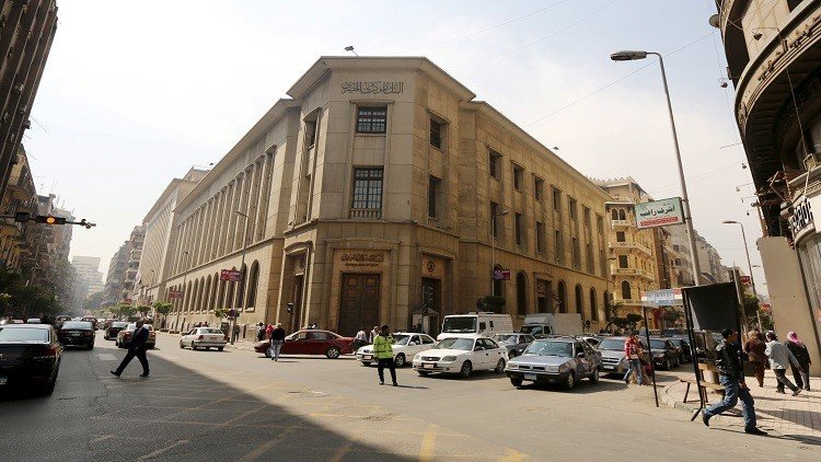 المركزي المصري يخالف التوقعات ويبقي سعر الجنيه مستقرا 