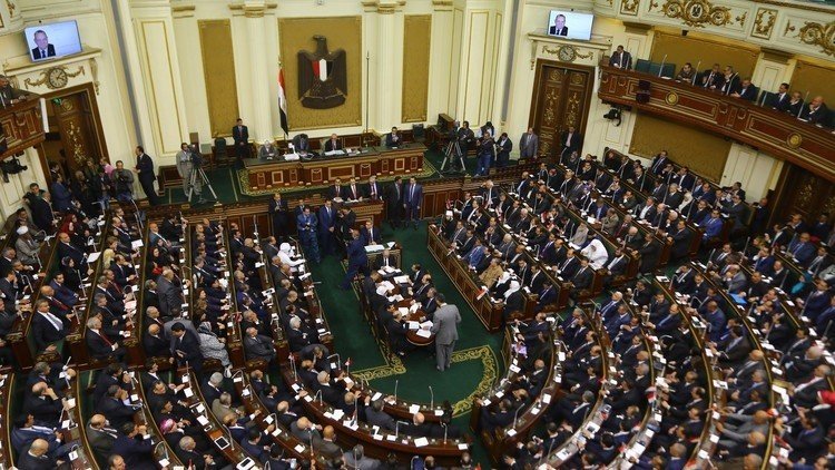 البرلمان المصري يقر قانونا يتيح الارتقاء بالوظائف العليا 
