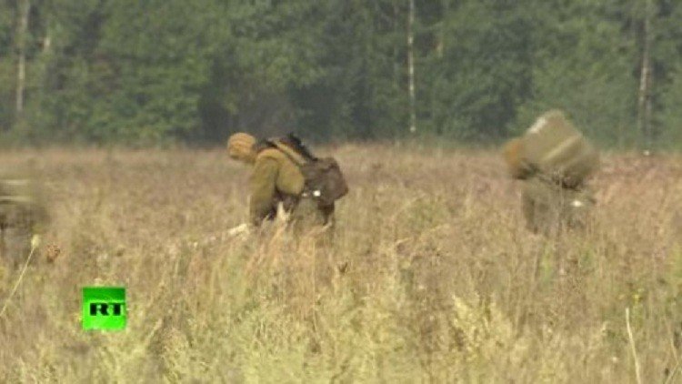 المظليون الروس يختبرون بزات جديدة في مصر