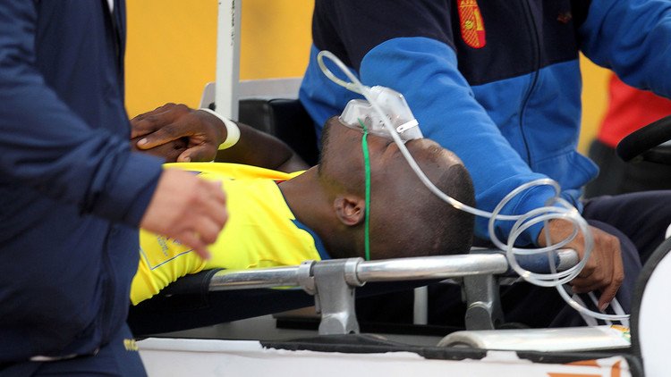 فيديو .. الشرطة تطارد فالنسيا نجم الإكوادور المصاب داخل سيارة الإسعاف في الملعب 