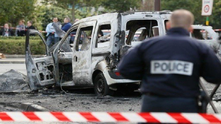 إصابة 4 عناصر من الشرطة الفرنسية بعد مهاجمة سيارتهم بزجاجات حارقة