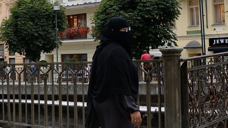 صدمة في لندن بعد نزع حجاب امرأة بالقوة!