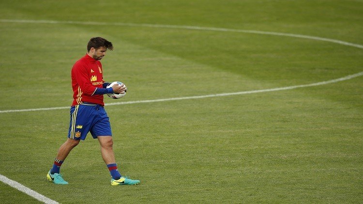 قميص المنتخب يدفع بيكيه للاعتزال