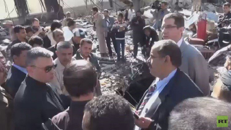 السفير الروسي يزور موقع مجزرة مجلس العزاء في صنعاء