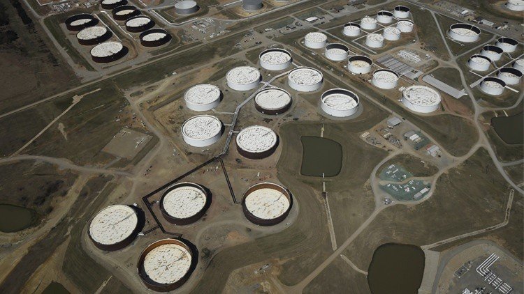 النفط يتراجع متأثرا بارتفاع المخزونات الأمريكية