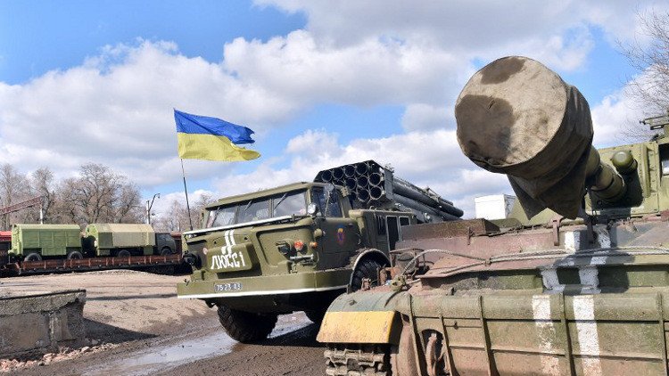 القوات الأوكرانية تحشد الدبابات والمدفعية في دونباس