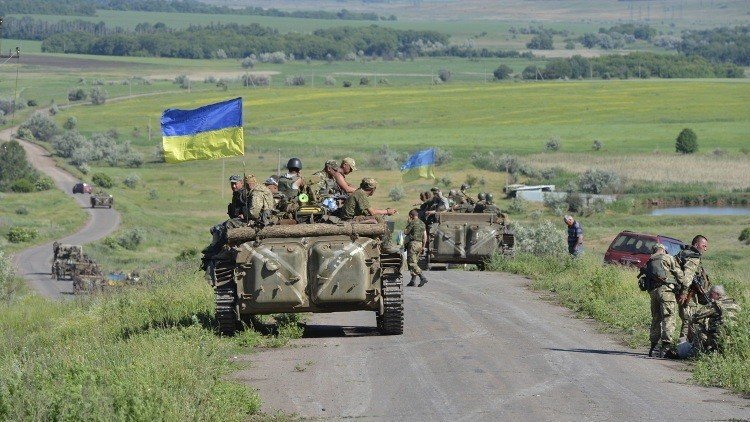 القوات الأوكرانية تحشد الدبابات والمدفعية في دونباس