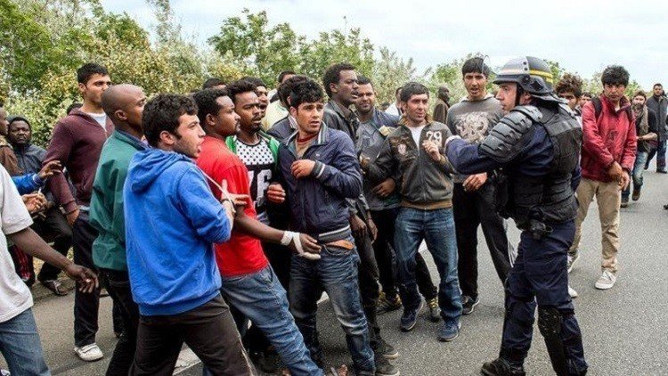  الشرطة الفرنسية تروع المهاجرين في كاليه 