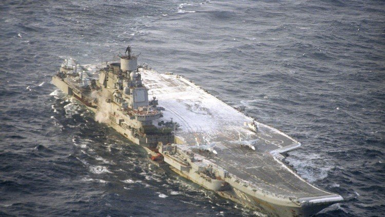 مقاتلات بريطانية تقترب من سفن حربية روسية