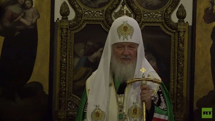 راعي الكنيسة الروسية يؤدي الصلاة في لندن