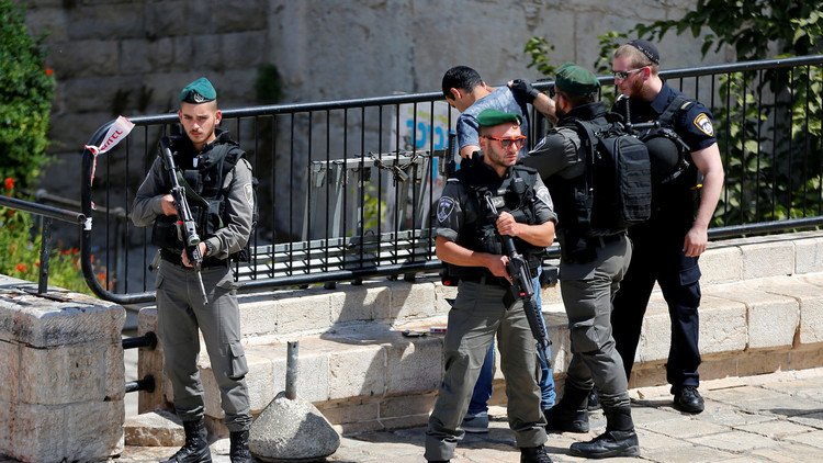  القوات الإسرائيلية تعتقل 10 مراهقين فلسطينيين