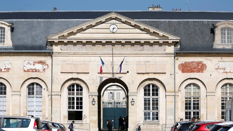 محكمة فرنسية ترفع حظر السفر عن فتاة مسلمة