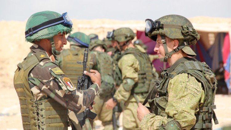 أول عملية إنزال مشتركة للمظليين الروس والمصريين