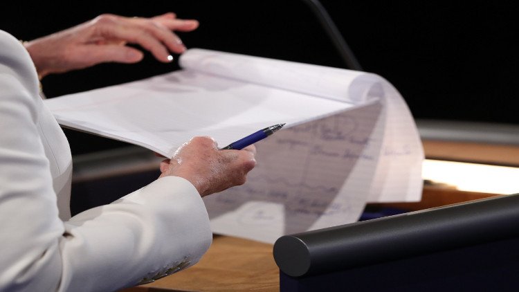 العثور على مادة مشبوهة في رسالة لكلينتون