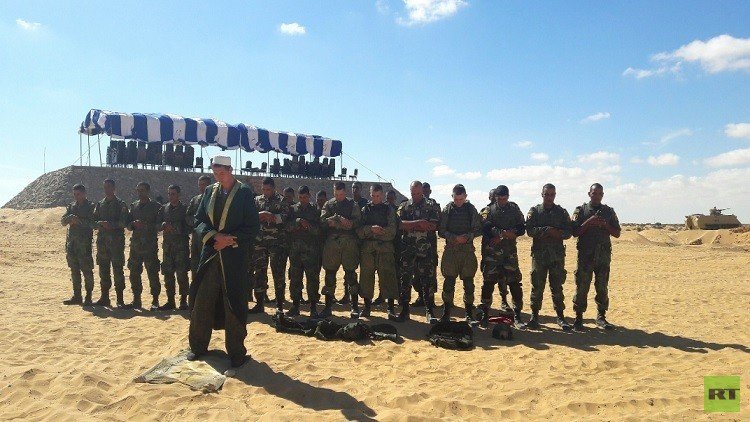 مظليون روس ومصريون يصلون جماعة على أرض الكنانة