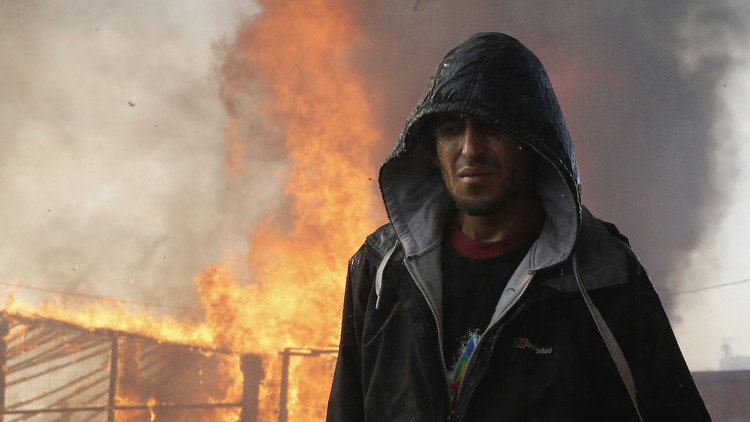 نقل آخر المهاجرين من "أدغال" كاليه وسط حرائق كبيرة في المخيم