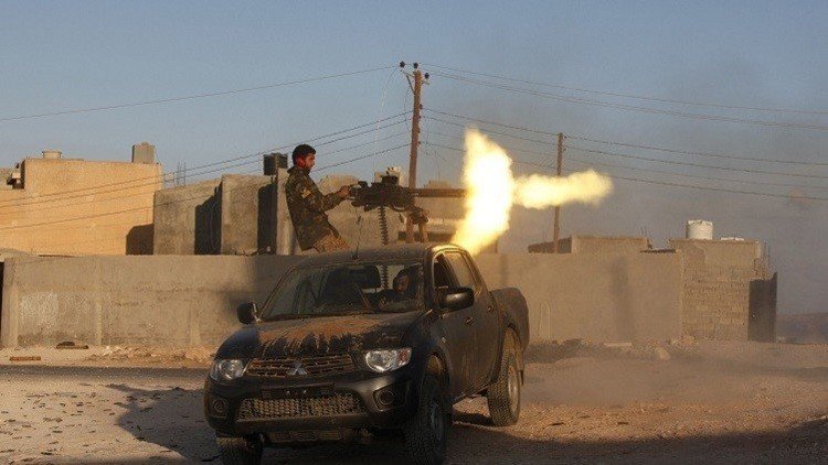 بالفيديو والصور.. قتال عنيف بمدينة الزاوية في ليبيا باستخدام الدبابات