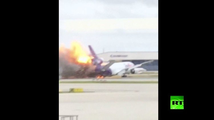 حريق بطائرة أمريكية في مطار شيكاغو