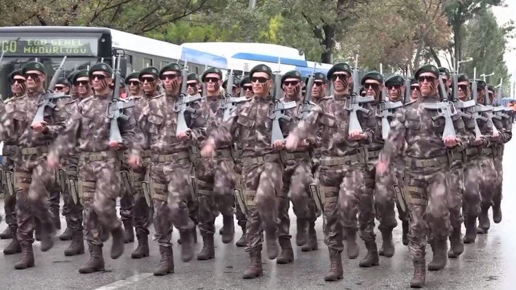 عرض عسكري في تركيا بمناسبة عيد الجمهورية