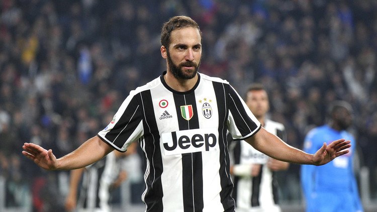 بالفيديو .. "الخائن" هيغواين يفسد عيد ميلاد مارادونا