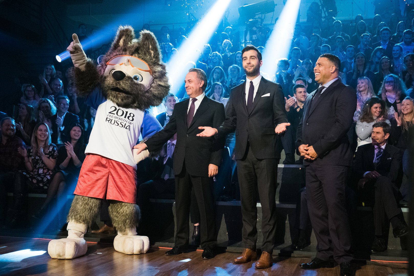 الذئب "زابيفاكا"، تميمة كأس العالم لكرة القدم 2018، مع البرازيلي رونالدو "الظاهرة"، وفيتالي موتكو، رئيس الاتحاد الروسي لكرة القدم  