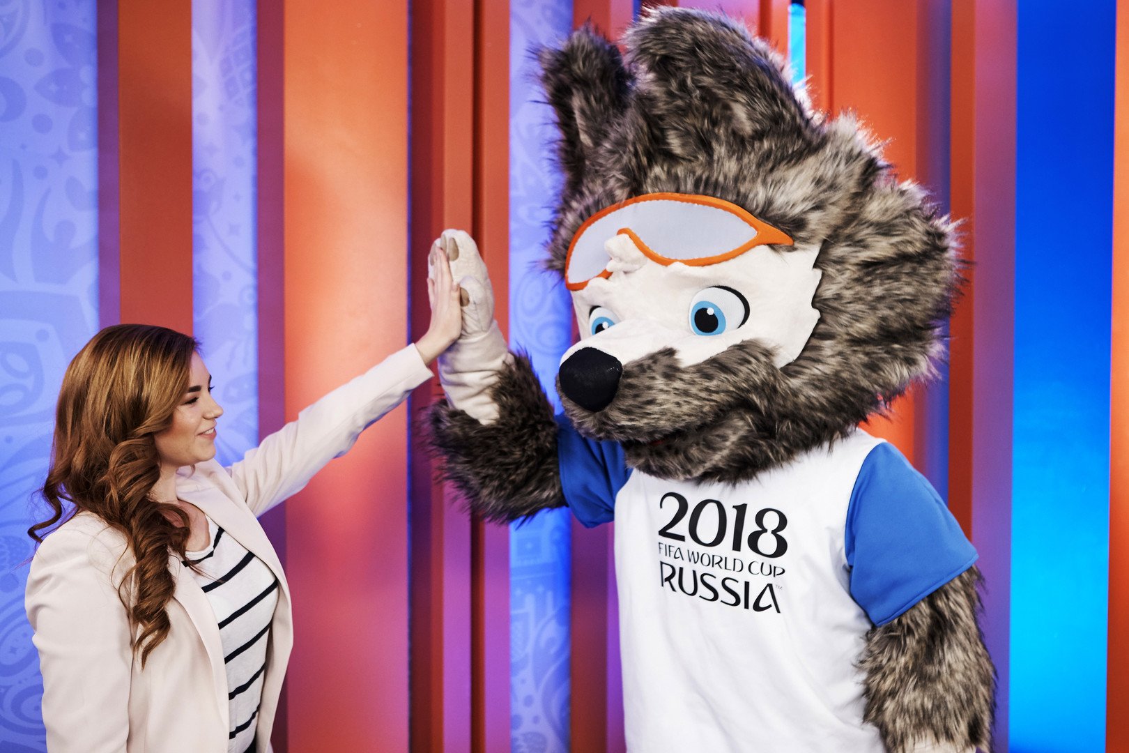 الذئب "زابيفاكا" - تميمة مونديال 2018، مع مصممته الروسية يكاترينا بوتشاروفا