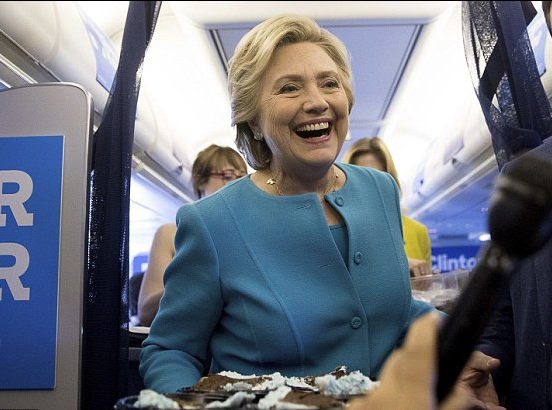 هيلاري كلينتون تحتفل بعيد ميلادها على متن الطائرة 