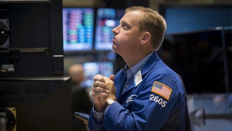 مؤشر "ستاندرد آند بورز 500" الأمريكي ينخفض للشهر الثالث