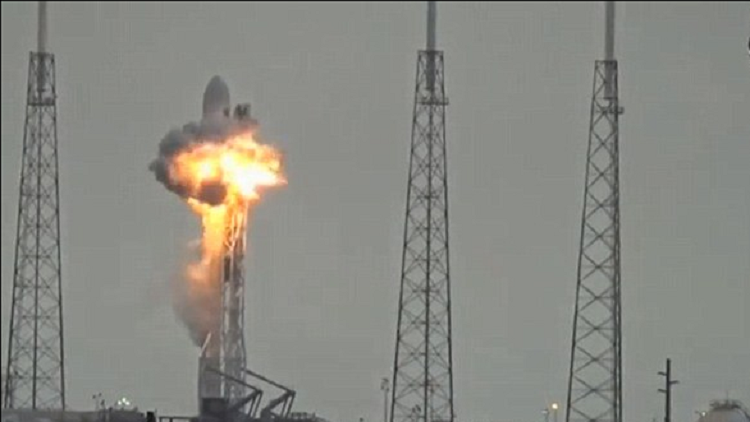 خبراء يحذرون: إيلون موسك يُعرض حياة رواد الفضاء للخطر 