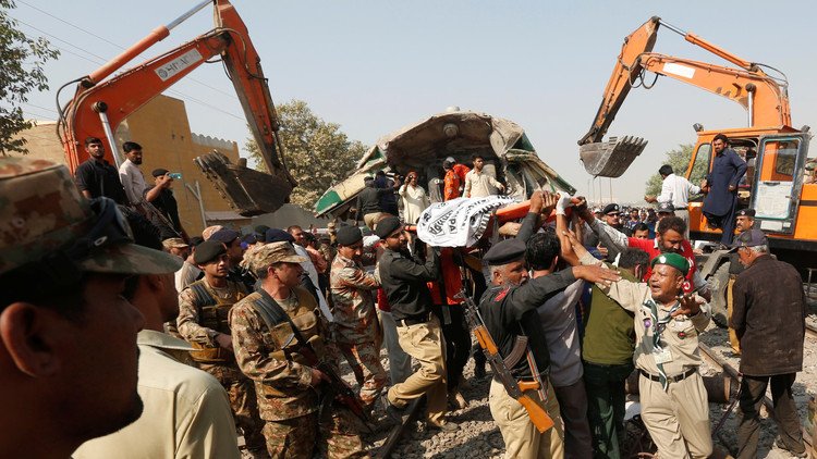 مقتل 20 شخصا بتصادم قطارين بكراتشي الباكستانية