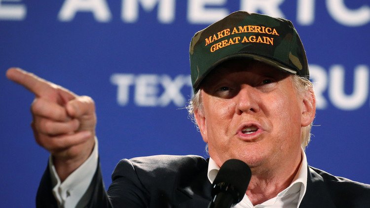 ترامب: فوز كلينتون سيقود إلى أزمة دستورية