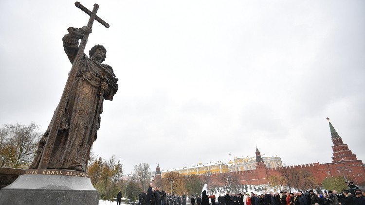 بوتين يدشن تمثالا للأمير فلاديمير في موسكو