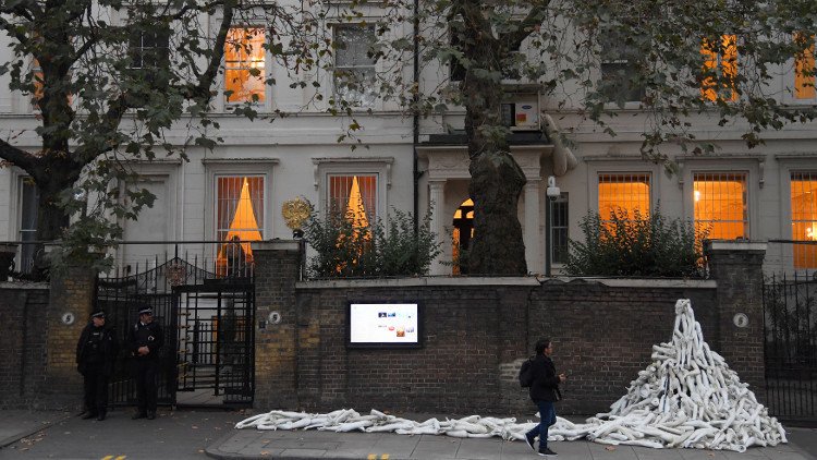 لندن: الاحتجاج أمام السفارة الروسية كان سلميا