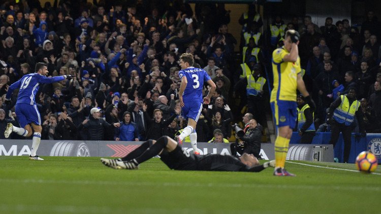 تشيلسي يكتسح إيفرتون ويتصدر البريمير ليغ