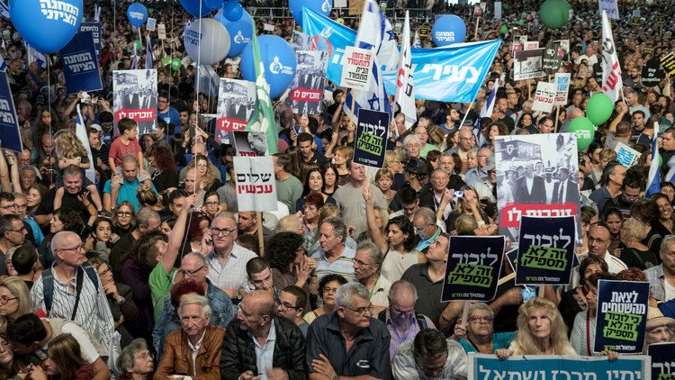 عشرات آلاف الإسرائيليين يتظاهرون في تل أبيب في ذكرى اغتيال رابين