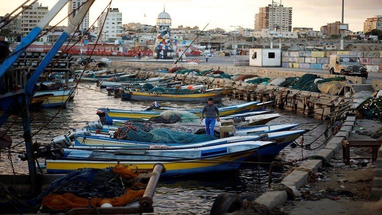 إسرائيل تجمد قرار توسيع مساحة الصيد في بحر غزة