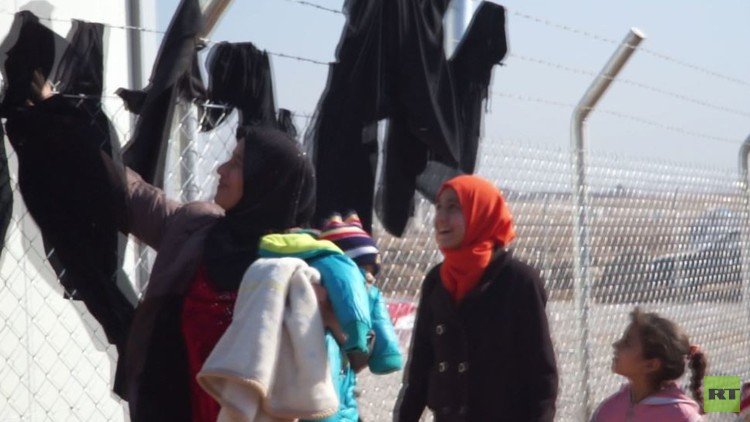 نساء يخلعن براقعهن عند دخول مخيم الخازر
