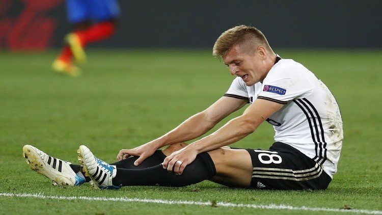 كروس يتعرض لكسر في قدمه ويبتعد أسابيع عدة عن الملاعب 