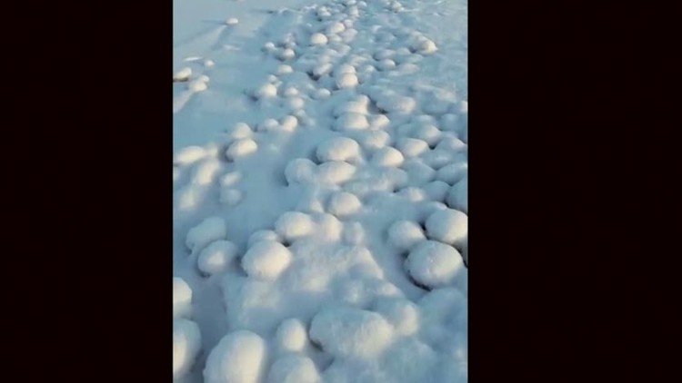 كرات ثلجية عملاقة تغطي شاطئ البحر 